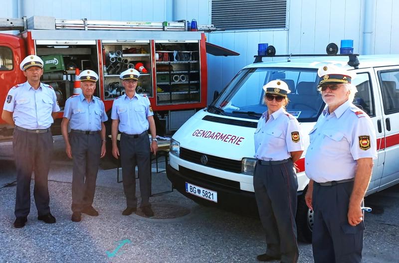 Traditionsgendarmen aus Salzburg präsentierten Oldtimer am Flughafen